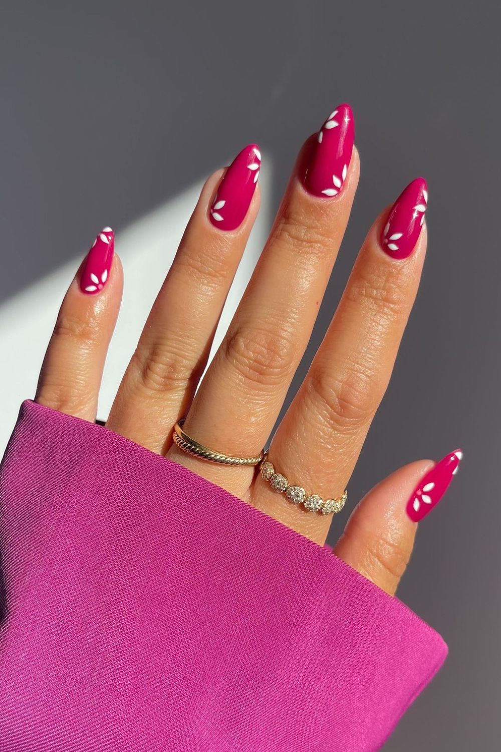 Berry pink nails with daisy flowers