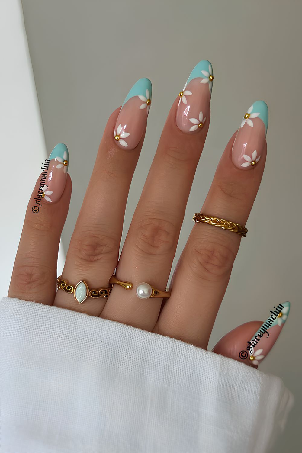 Blue French nails with daisy art