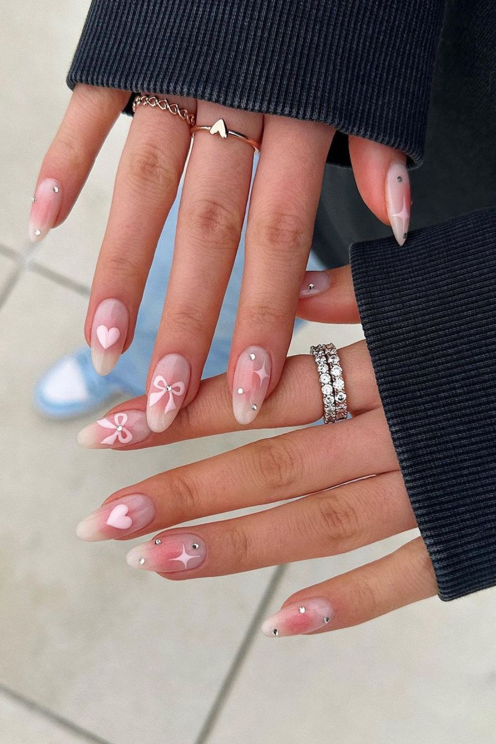 Blush-effect nails with stars and bows