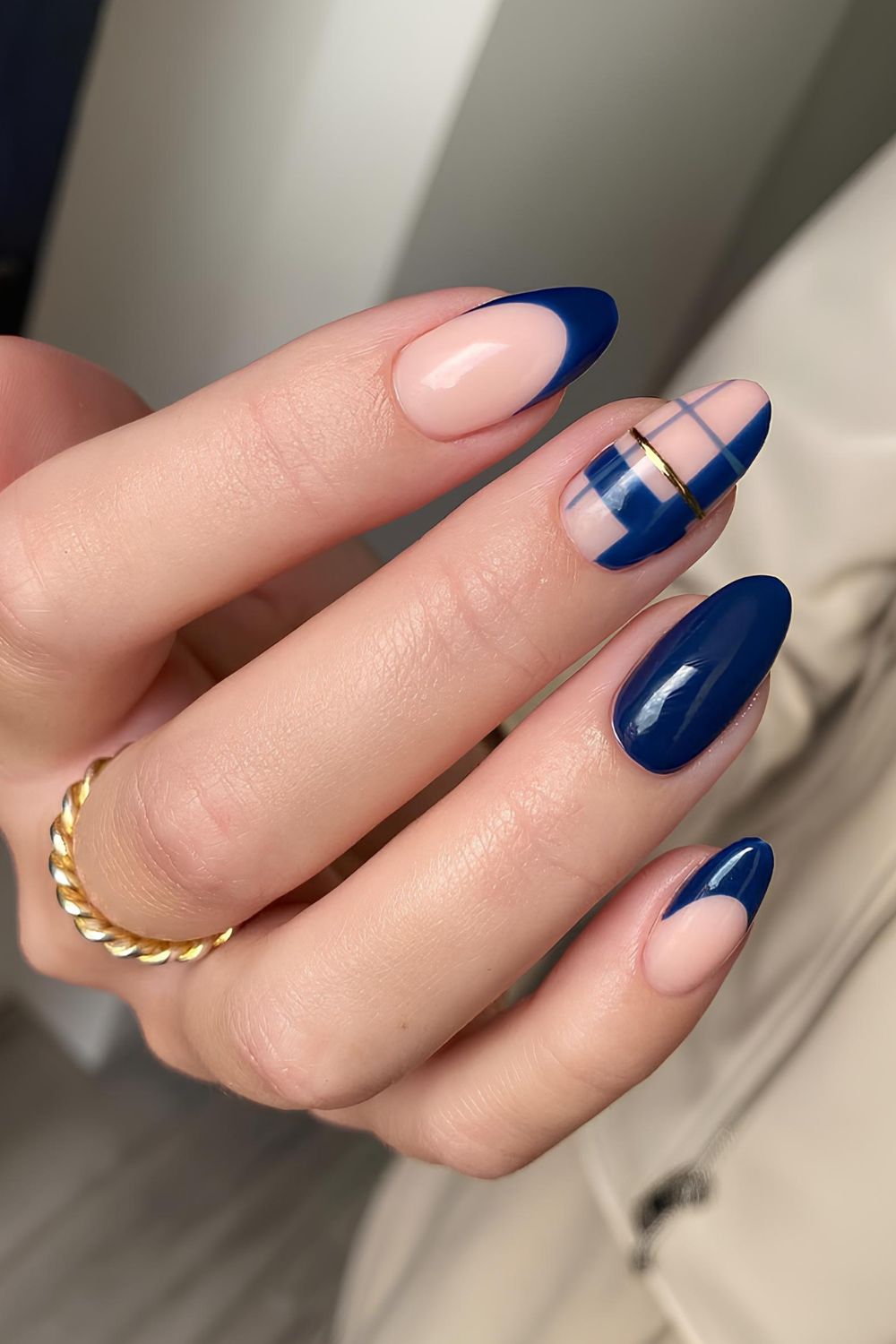 Dark blue mani with plaid design