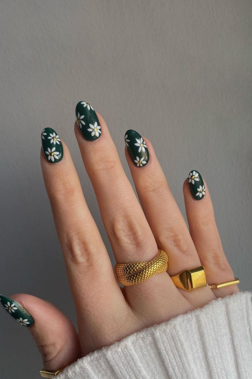 Dark green nails with daisies