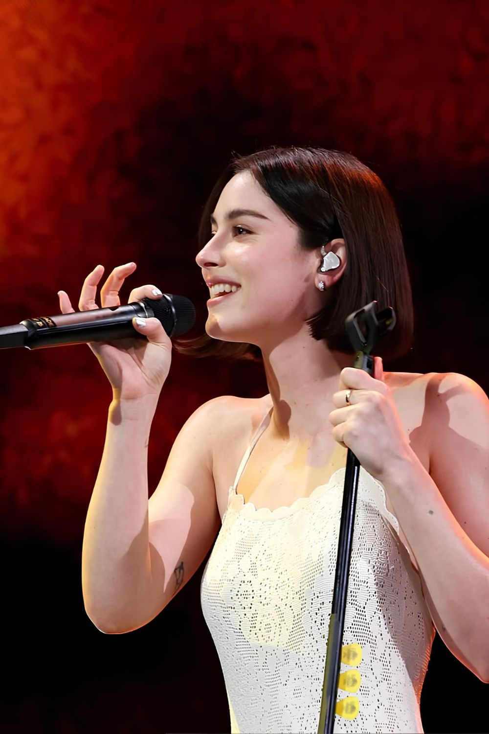 Famous singer Gracie Abrams wearing silver nails while singing