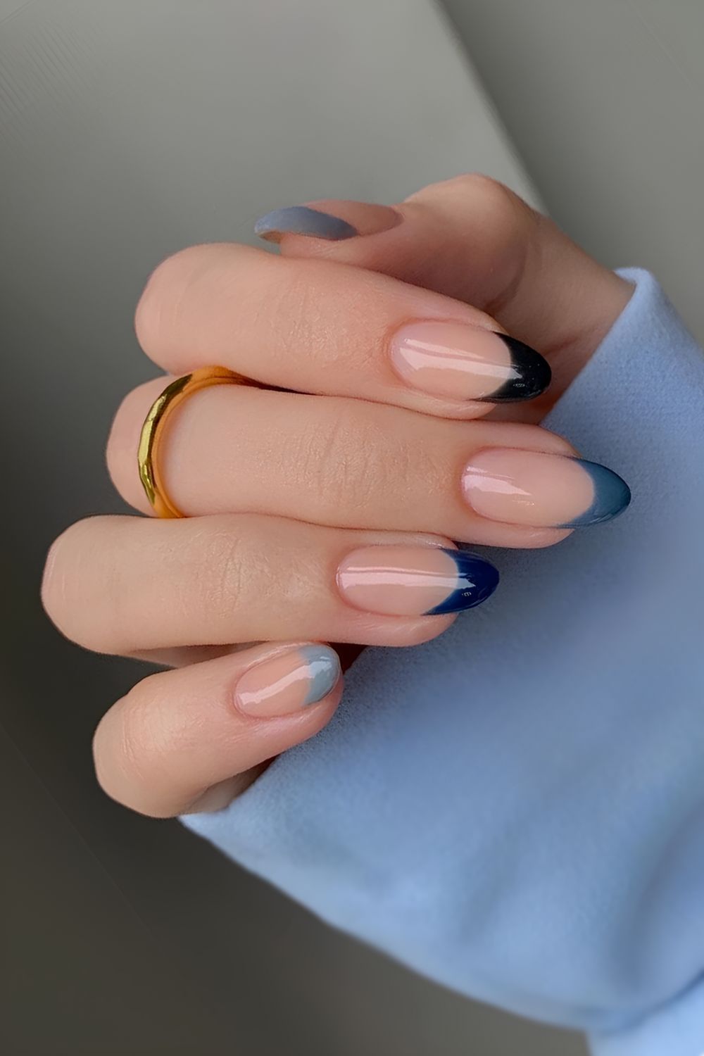 Gradient blue French manicure