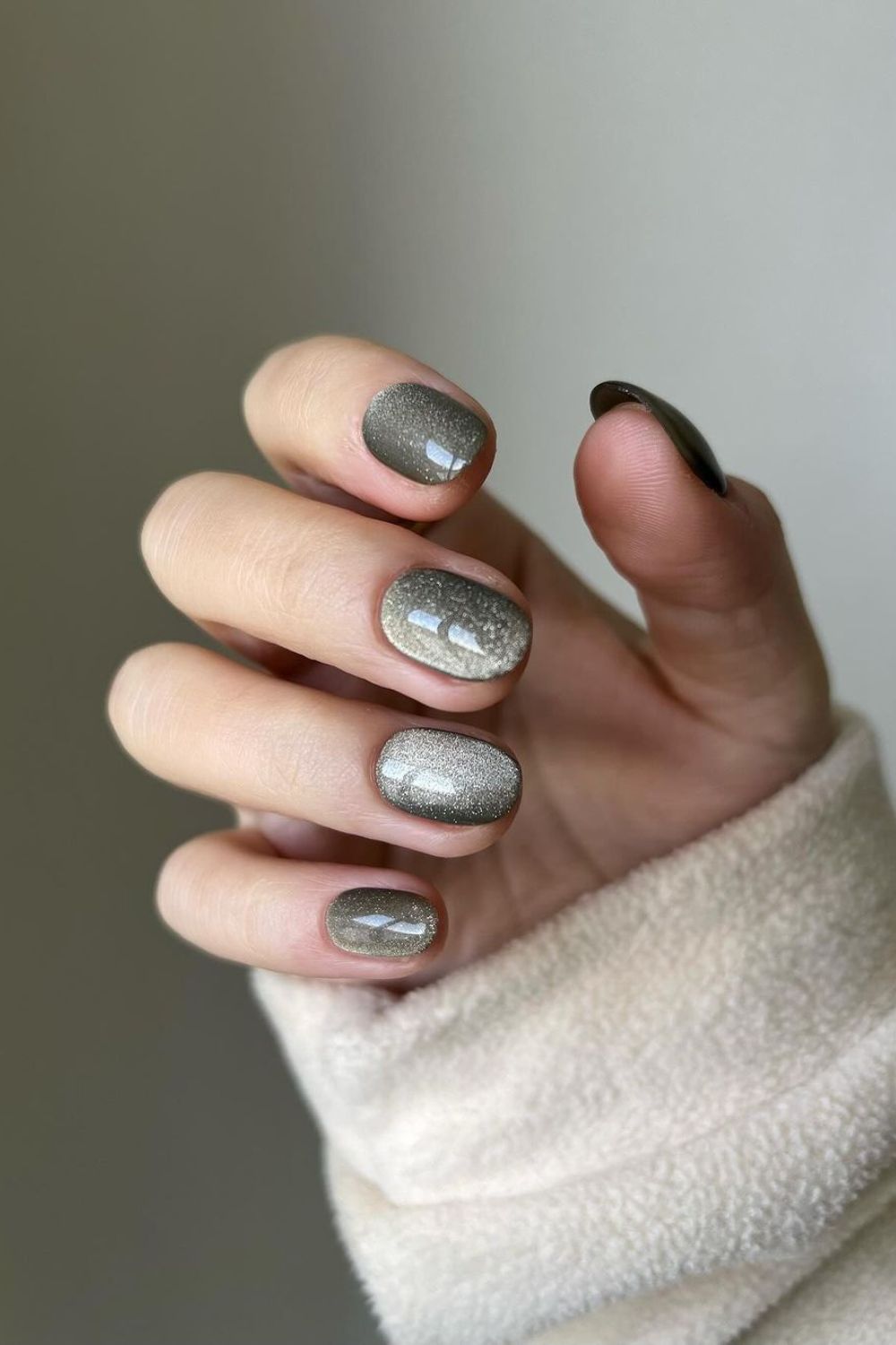 Gray cat-eye effect nails