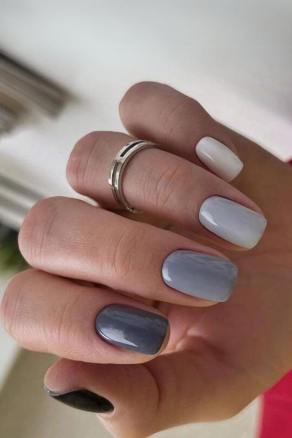 Gray gradient manicure