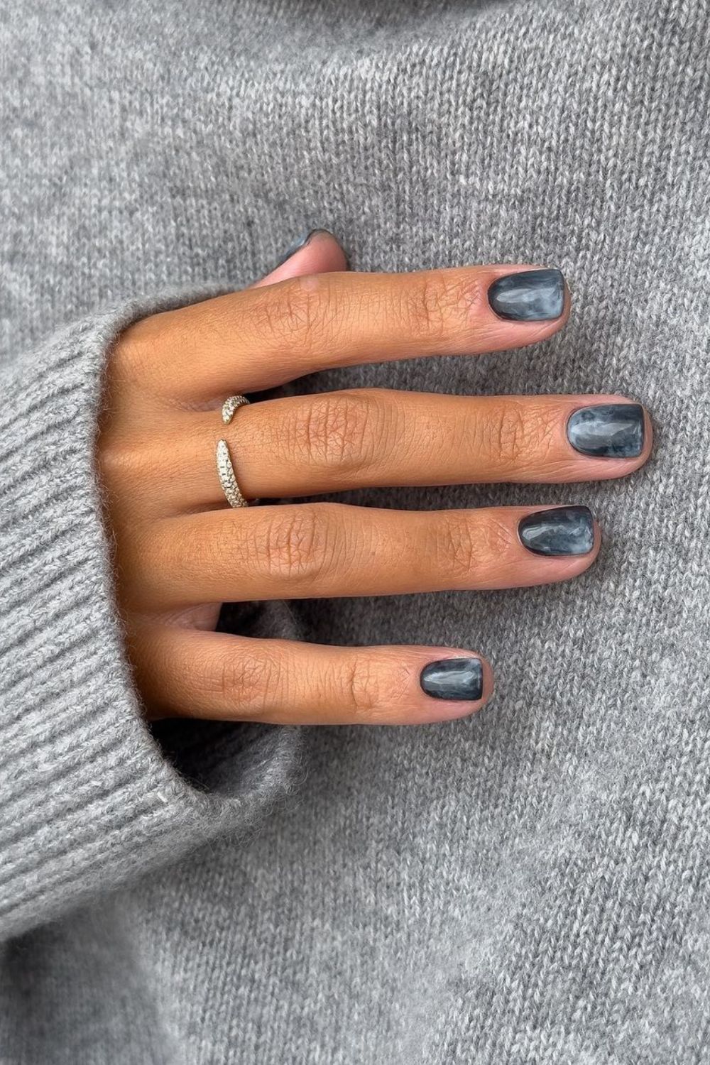 Gray marble-effect mani