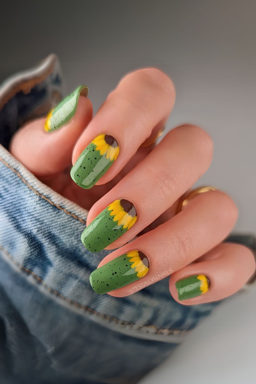 Green nails with sunflower art