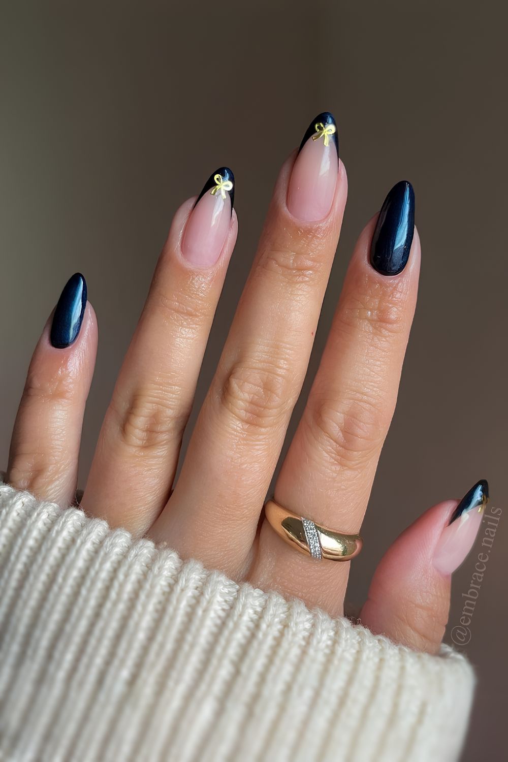 Navy blue mani with gold bows