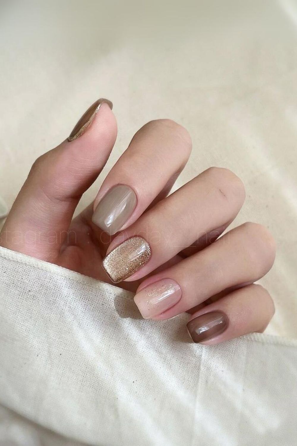 Neutral nails with cat-eye effect accent nail