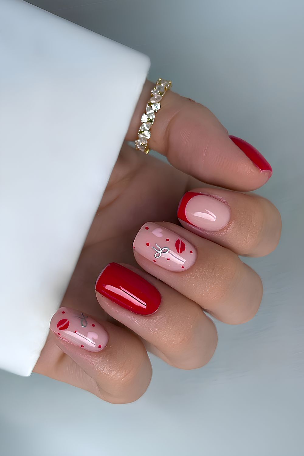 Short red mani with hearts and bows