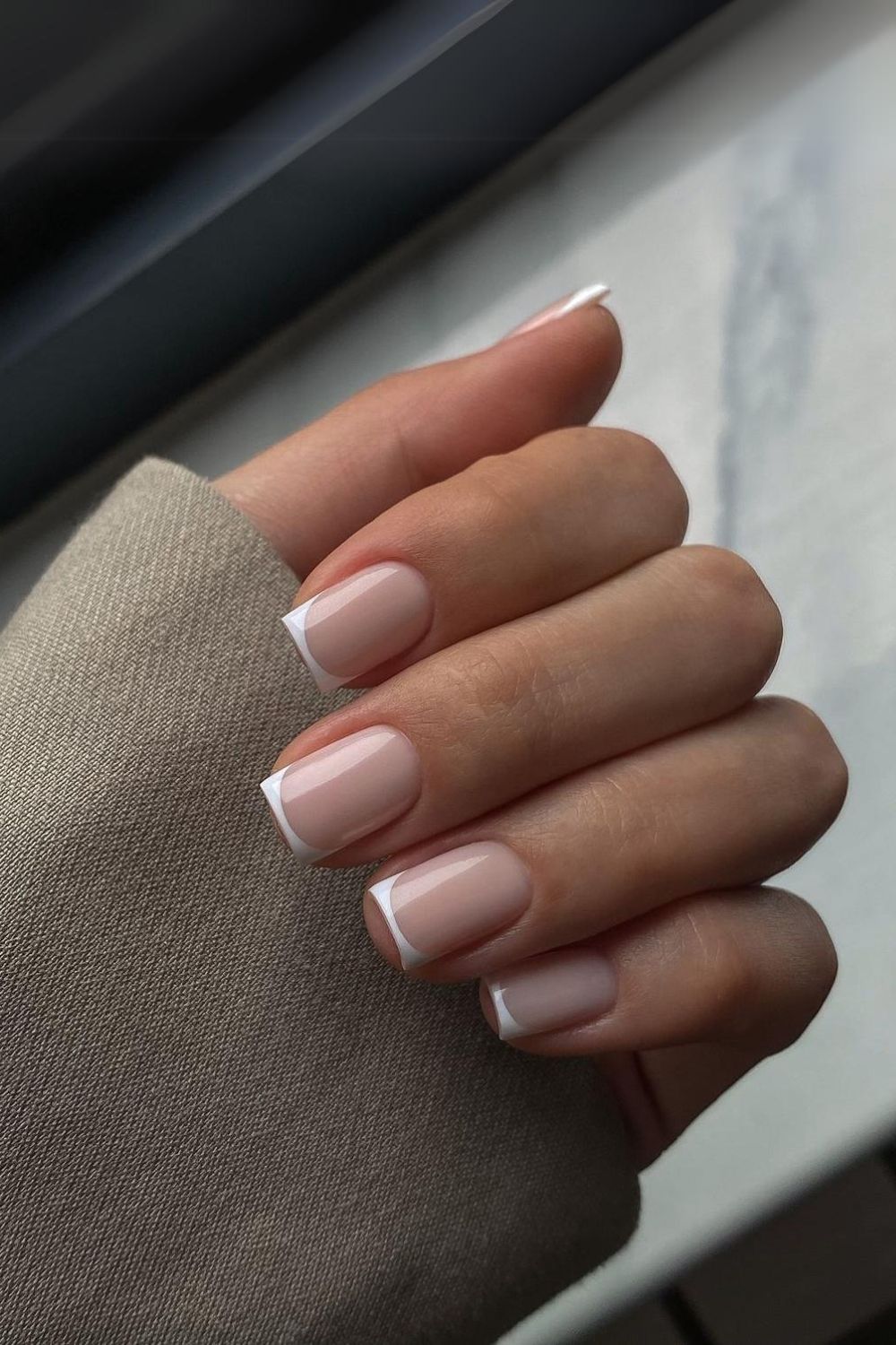 Thin French tip mani