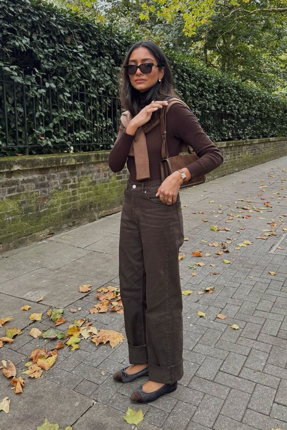 Turtleneck & High-Waist Jeans in brown