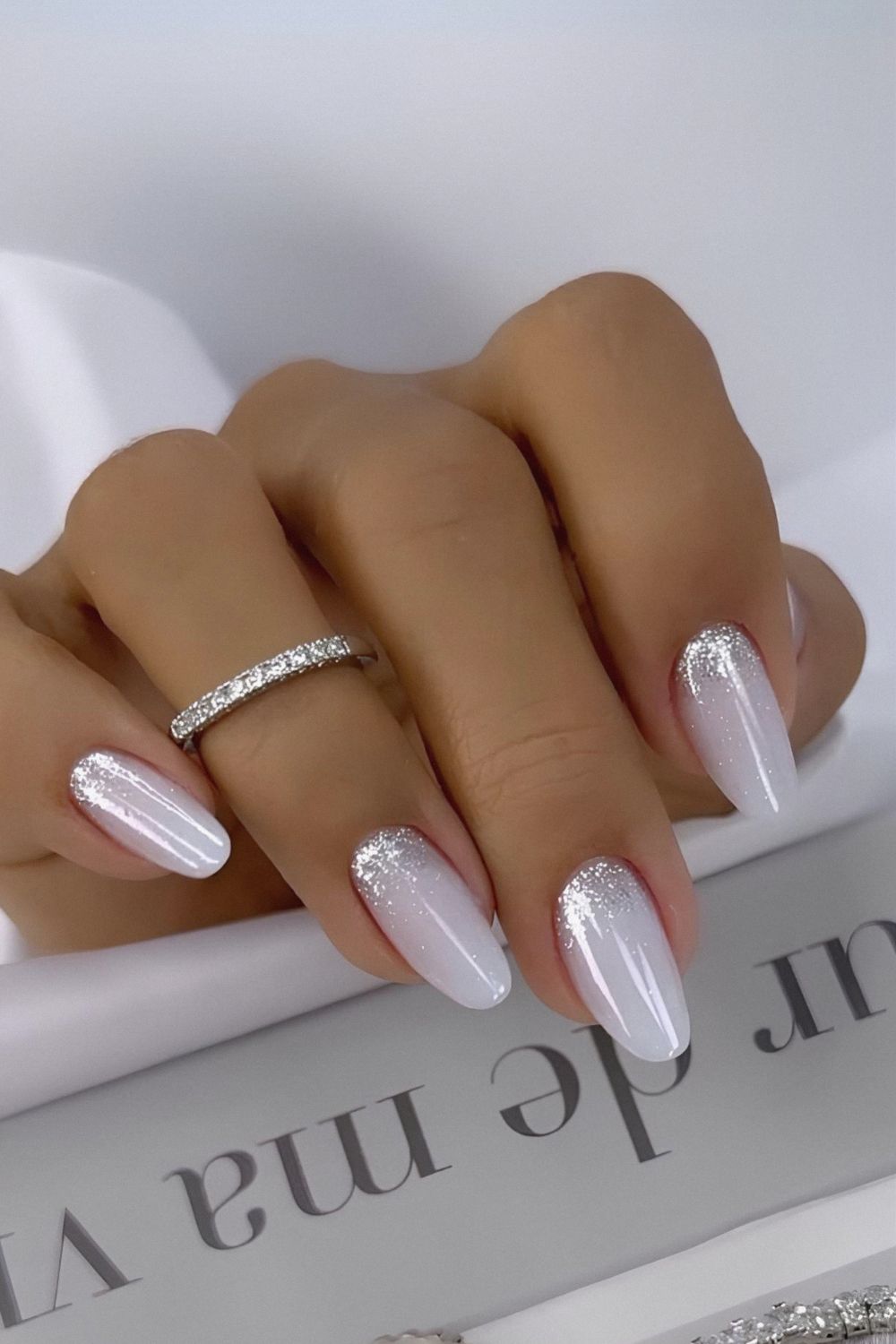 White chrome maniw with glitter accent