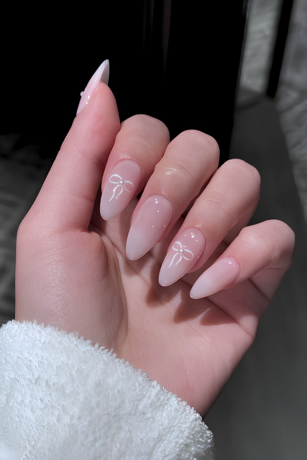 White ombre mani with bows and pearls