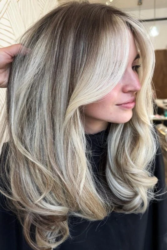 Woman with a beige blonde balayage.