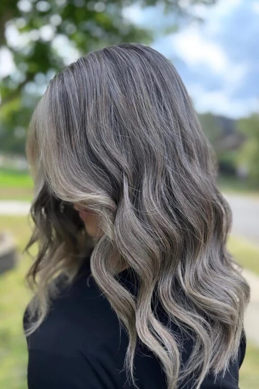 Woman with a greige hair color.