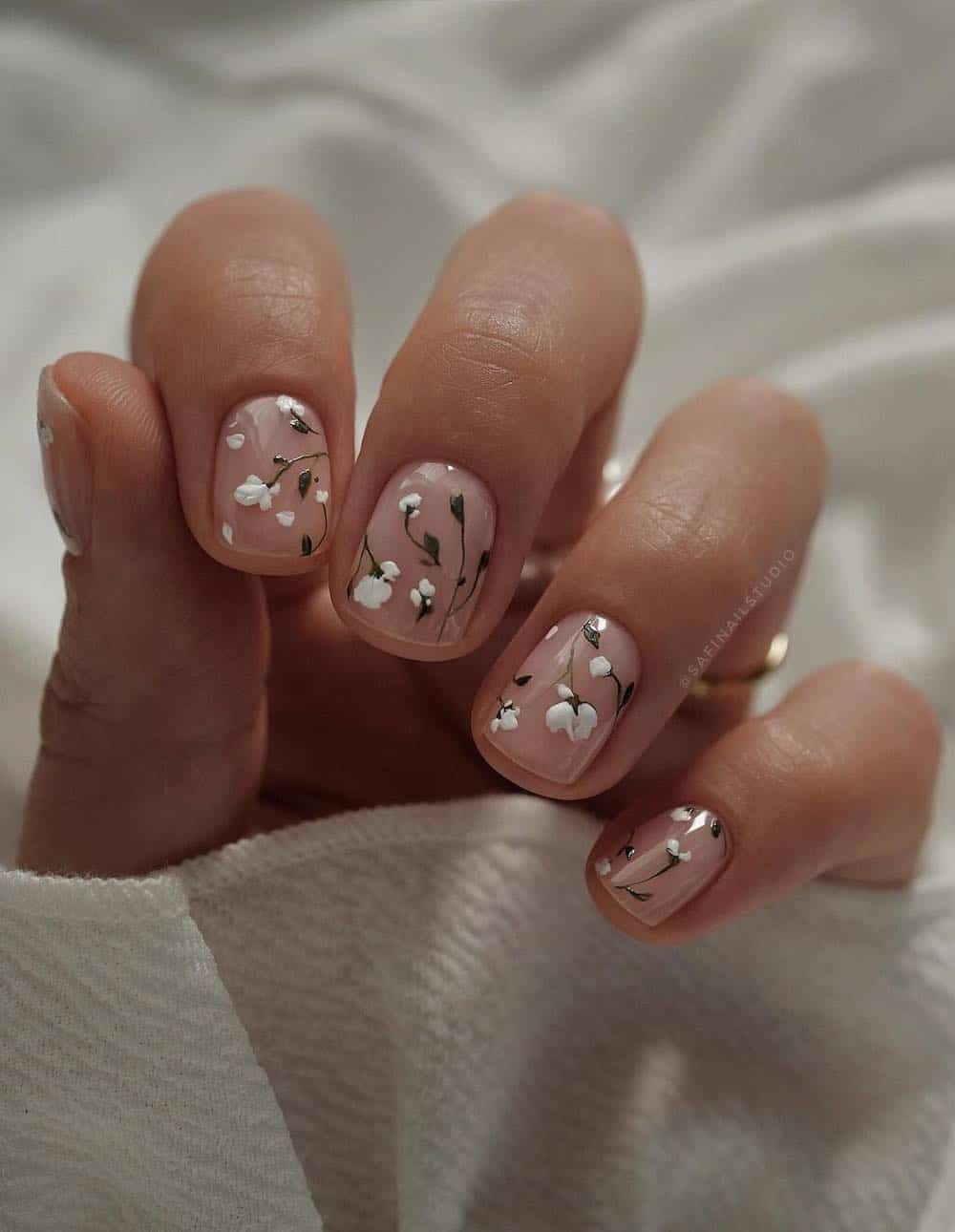 short nude nails with white flowers