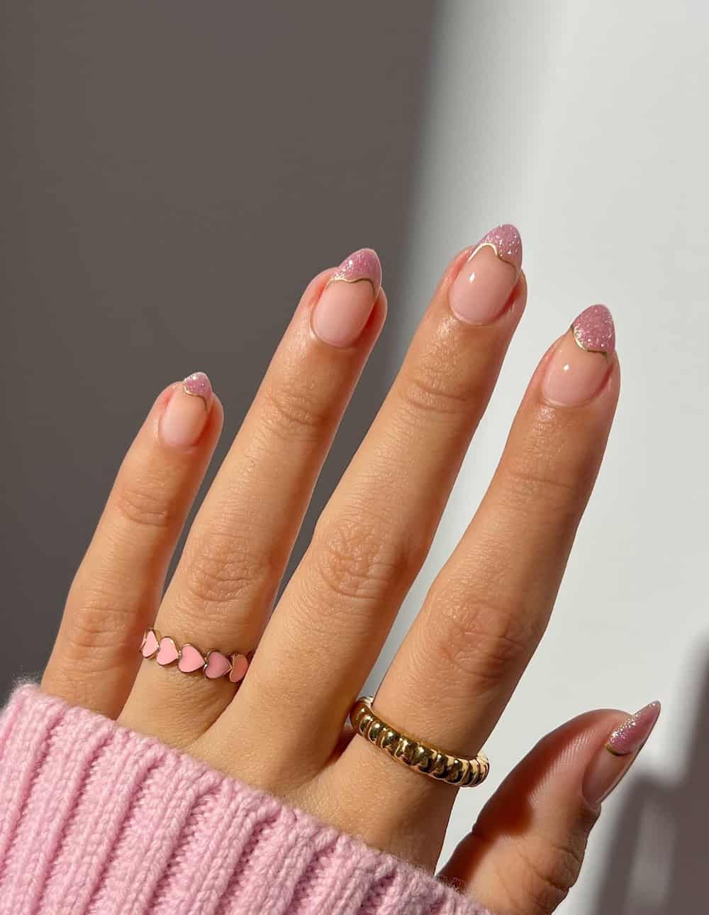 short nude nails with velvety pink tips and wavy silver borders