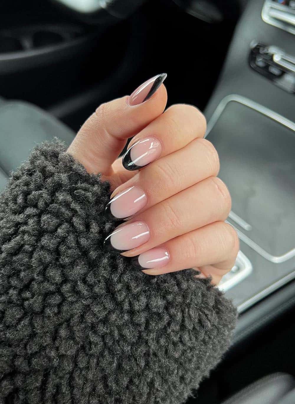 short nude nails with black tips